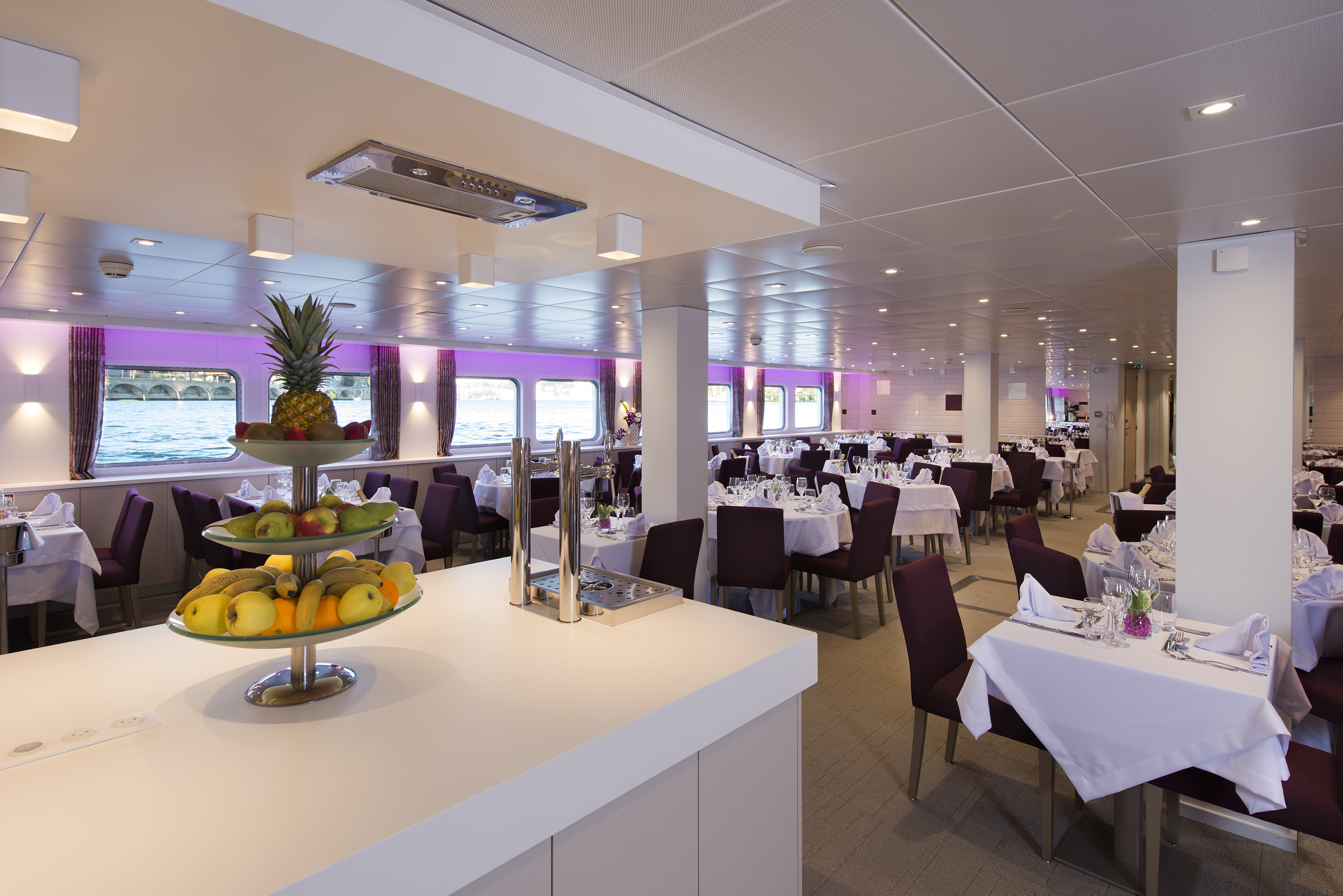 CroisiEurope MS Miguel Torga Restaurant 1.jpg
